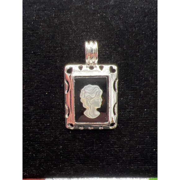 Vintage Silver Cameo Portrait Pendant Decorative Jewelry - Picture 3 of 7